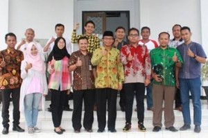REktor Uniku Dr. Iskandar, MM berfoto bersama dengan pengurus Pusat FKKMI